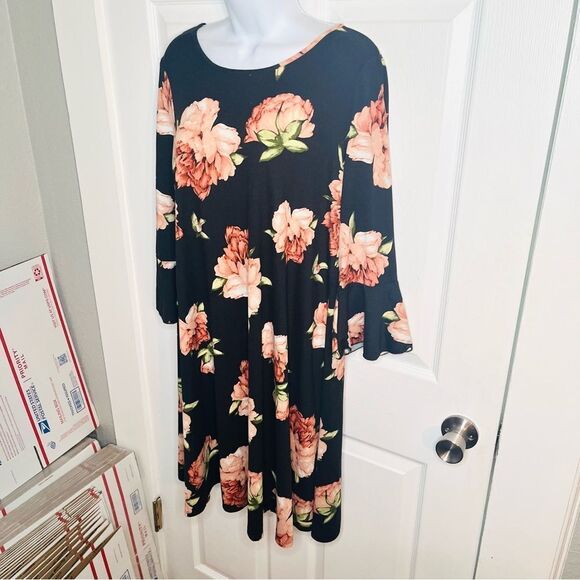 Jamie & Layla from Macys Floral Swing Dress Black Peach Bell Sleeves M - Picture 4 of 8